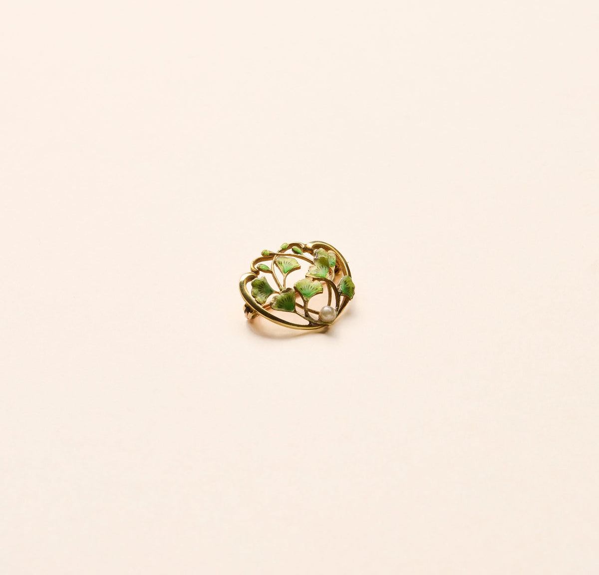 Petite broche ancienne Ginko Biloba, émail et perle 