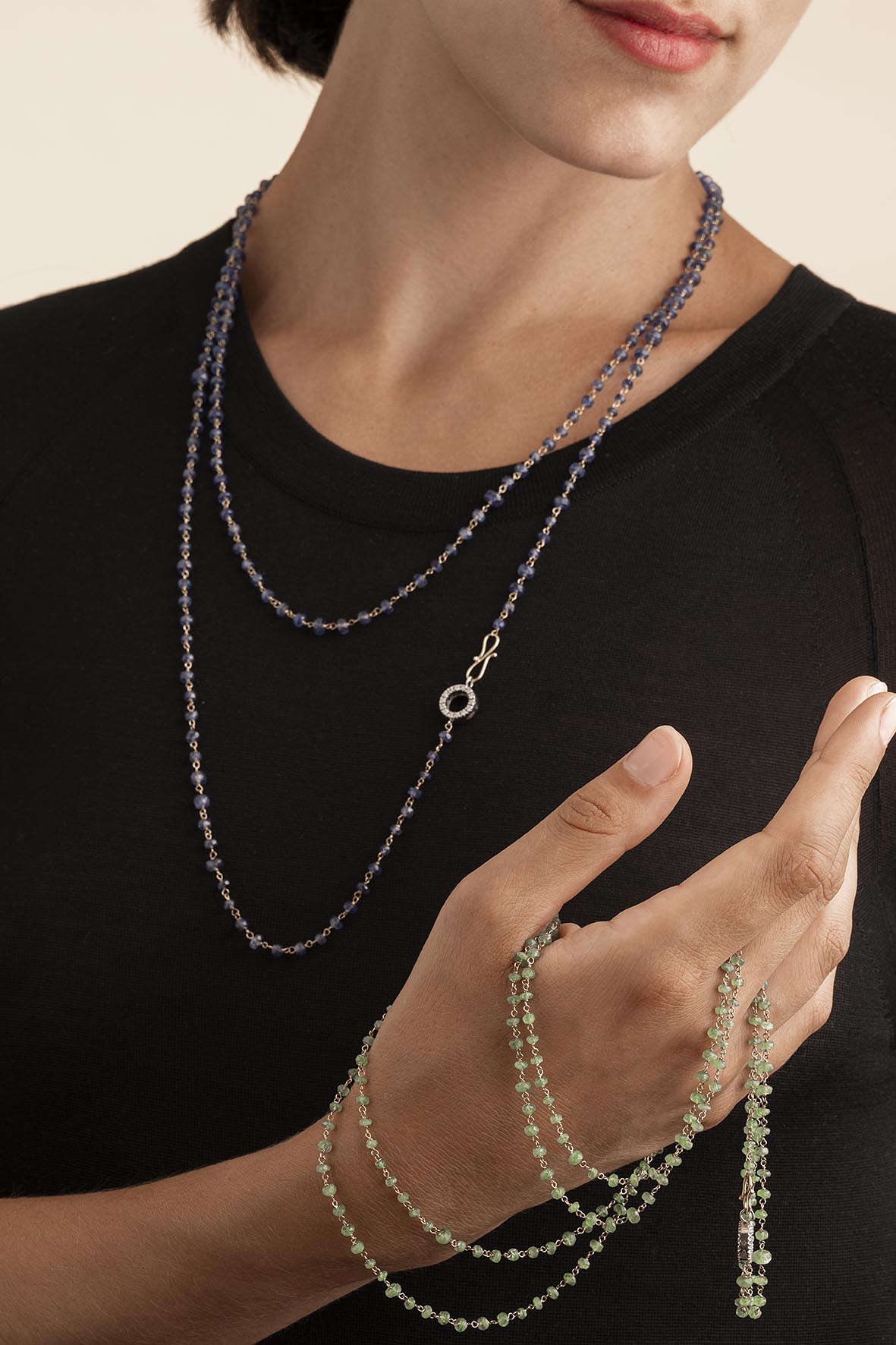 Sautoir pierres précieuses brutes et diamants porté