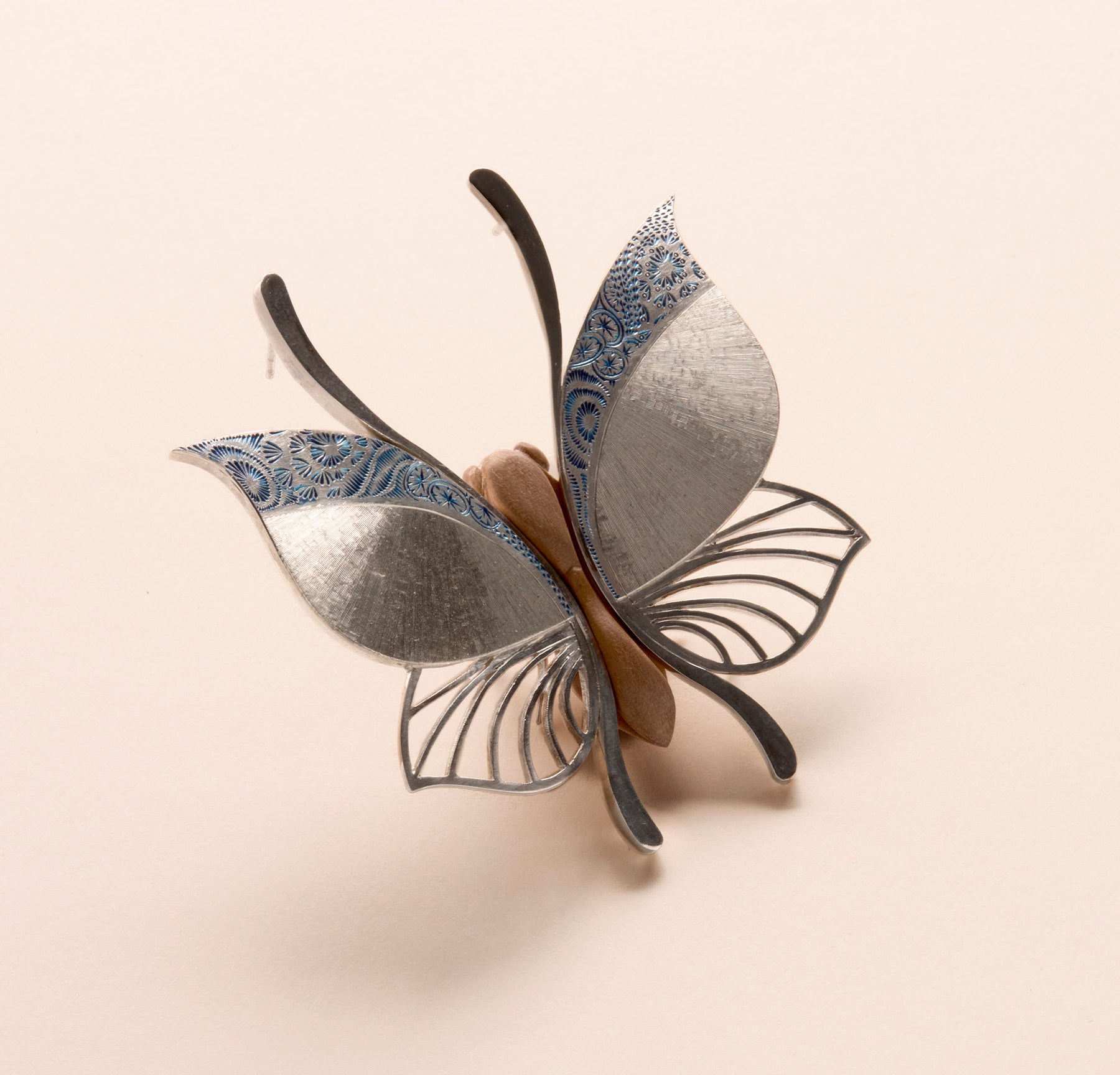 Socle boucles d'oreilles papillon gravure satinée figurative