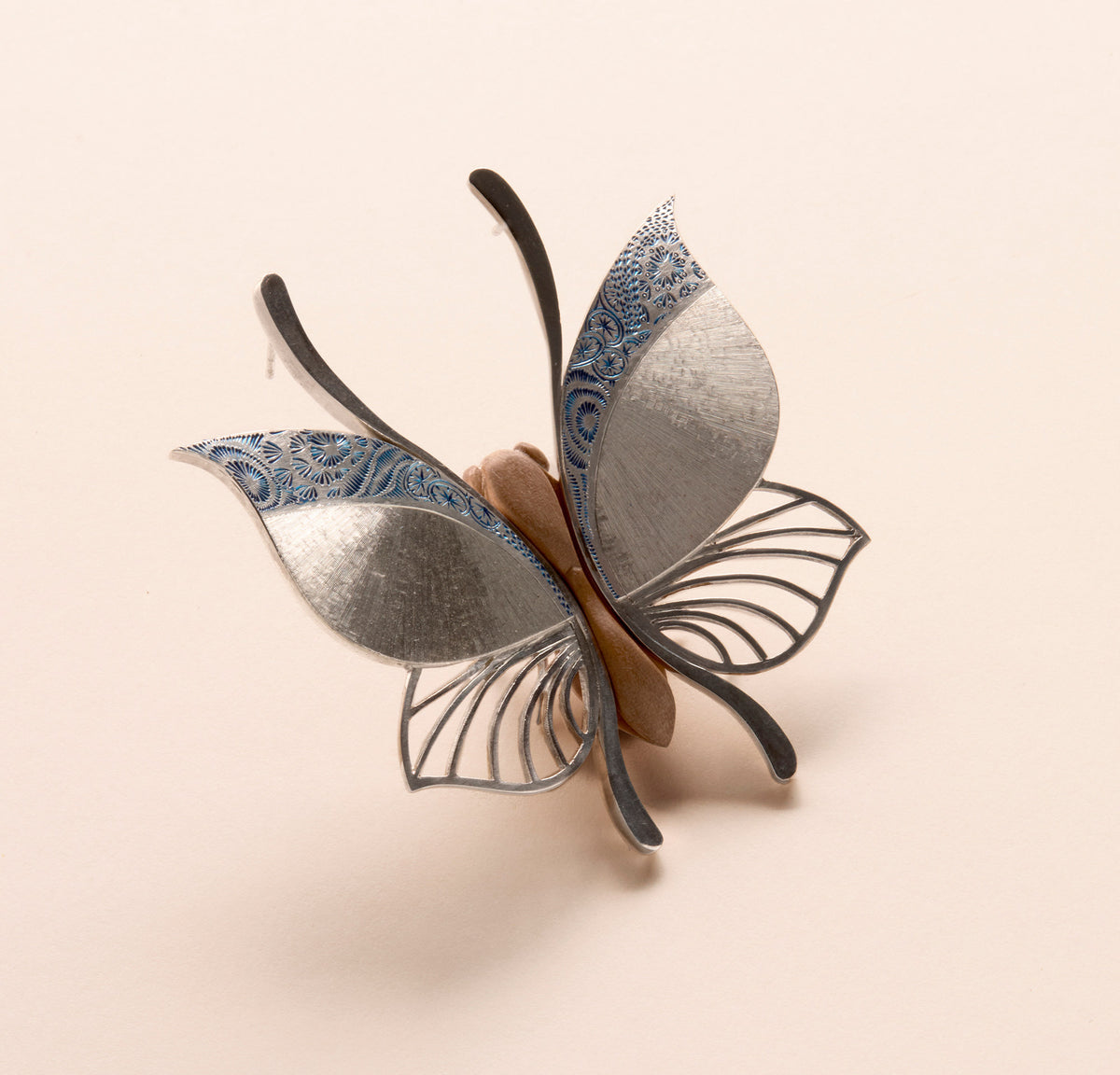 Socle boucles d'oreilles papillon gravure satinée figurative